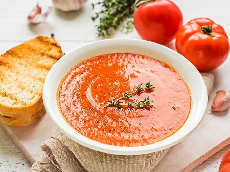 Доматена супа от пресни домати с копър, босилек и чесън - снимка на рецептата
